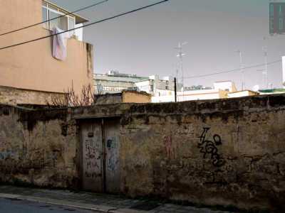 L'esterno e il muro di cinta di un cortile